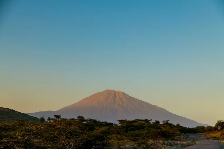 Mont Meru au coucher du soleil à Arusha, Tanzanie.