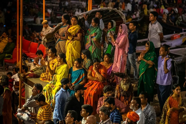 Cérémonie sur les rives du Gange à Varanasi