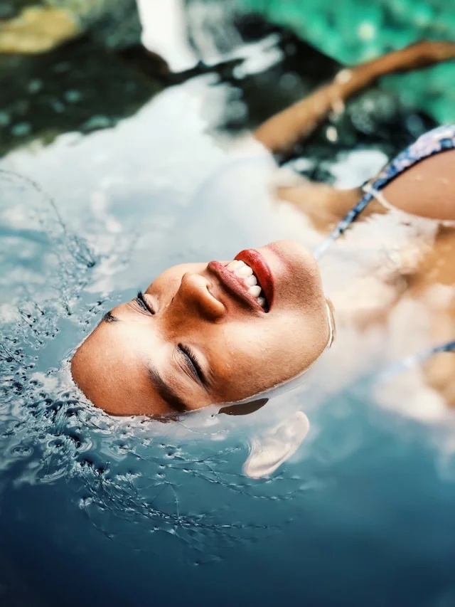 Personne se relaxant dans l'eau.