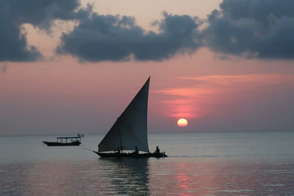 Voilier au coucher du soleil à Zanzibar.