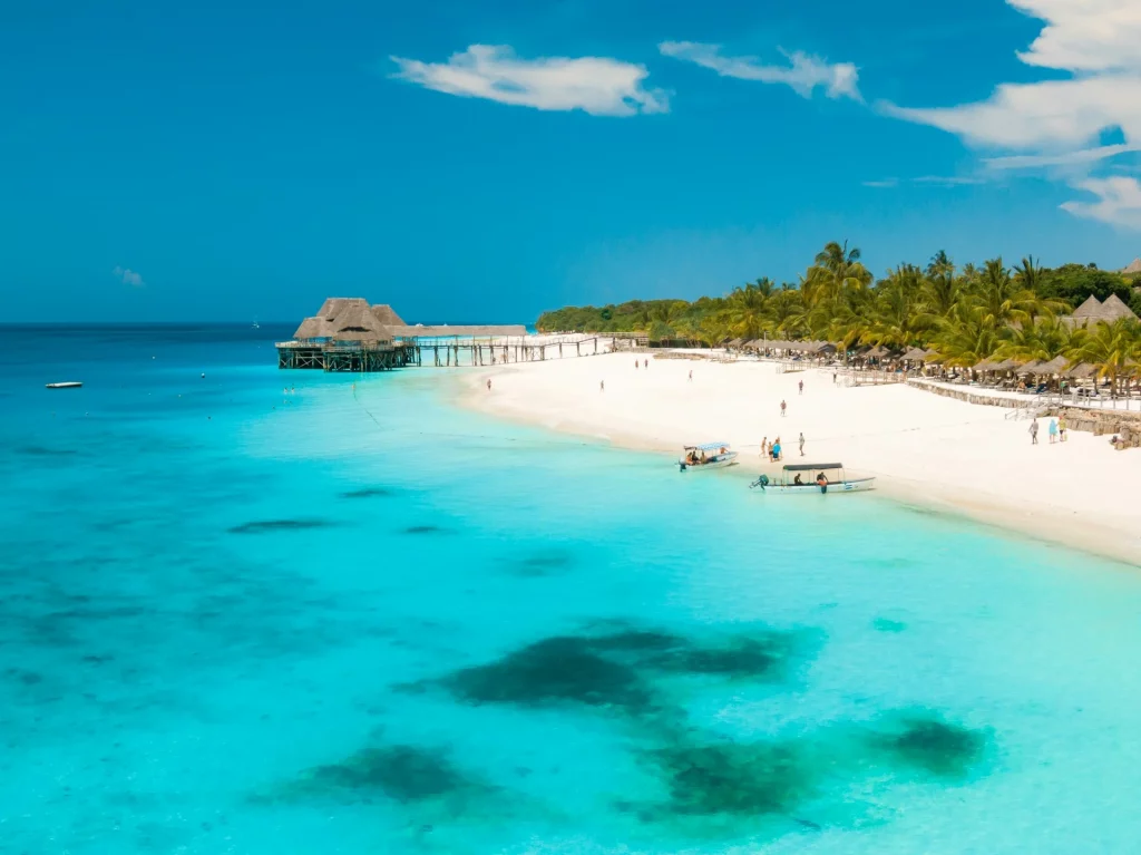 Plages de sable blanc et eaux cristallines de Zanzibar.