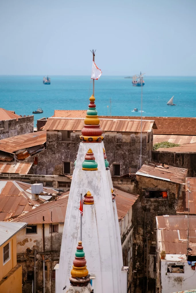 Flèche d'un temple avec vue sur l'océan à Zanzibar.