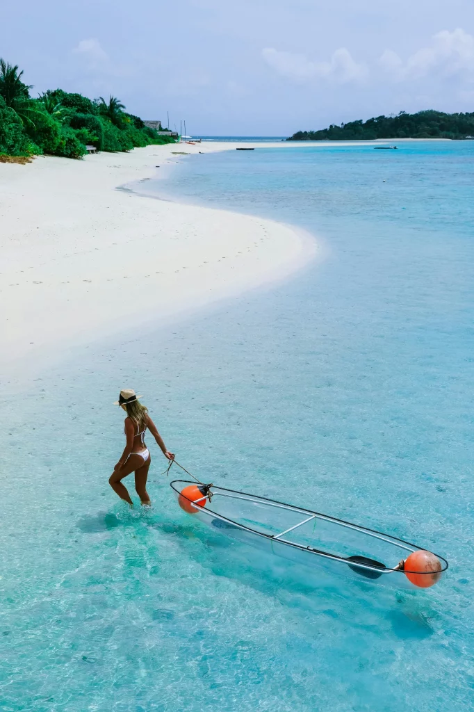 Aventure en kayak sur une plage paisible.