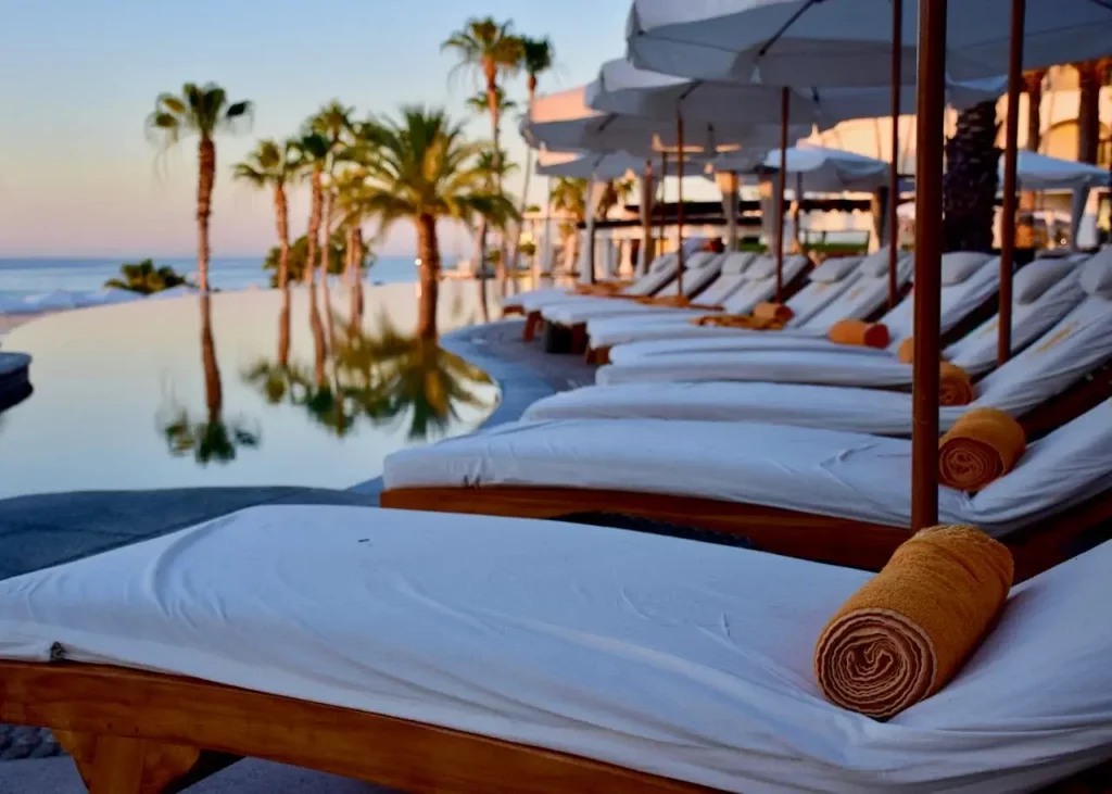 Chaises longues blanches en plein air