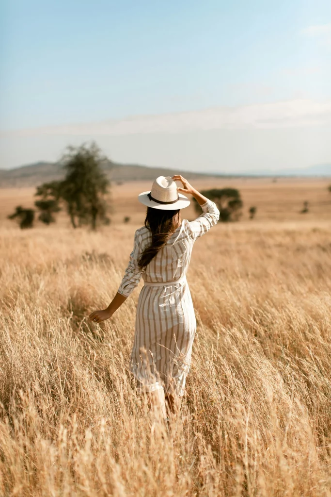 Femme dans la savane africaine.