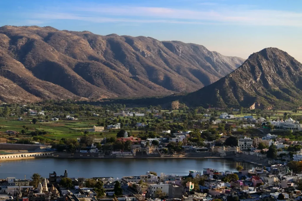 Vue aérienne d'une ville au bord d'un lac avec des montagnes en arrière-plan en plein jour