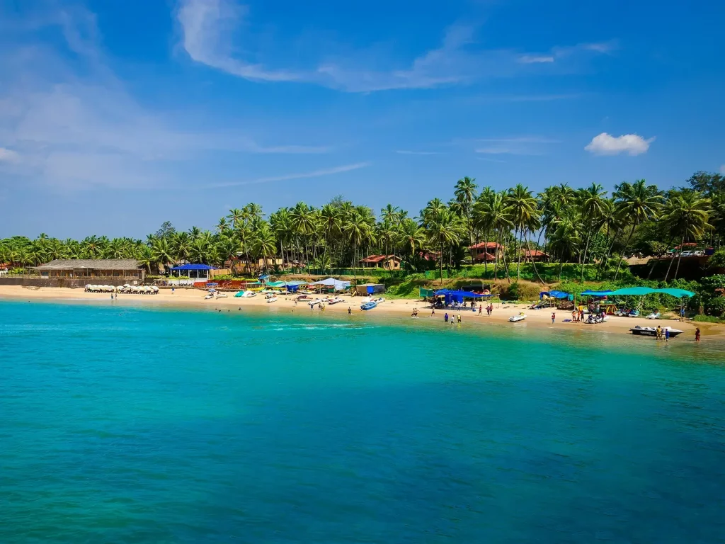 Étendue d'eau bleue sous un ciel ensoleillé à Goa