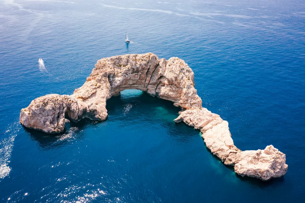 Vue aérienne d’une formation rocheuse en forme d’arche à Ibiza