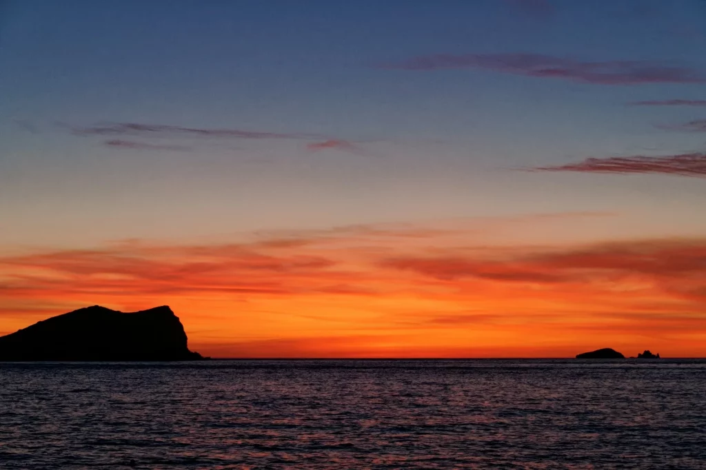 Coucher de soleil rouge dramatique sur la côte d’Ibiza