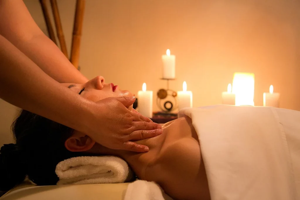 Massage relaxant dans un spa avec ambiance éclairée à la bougie