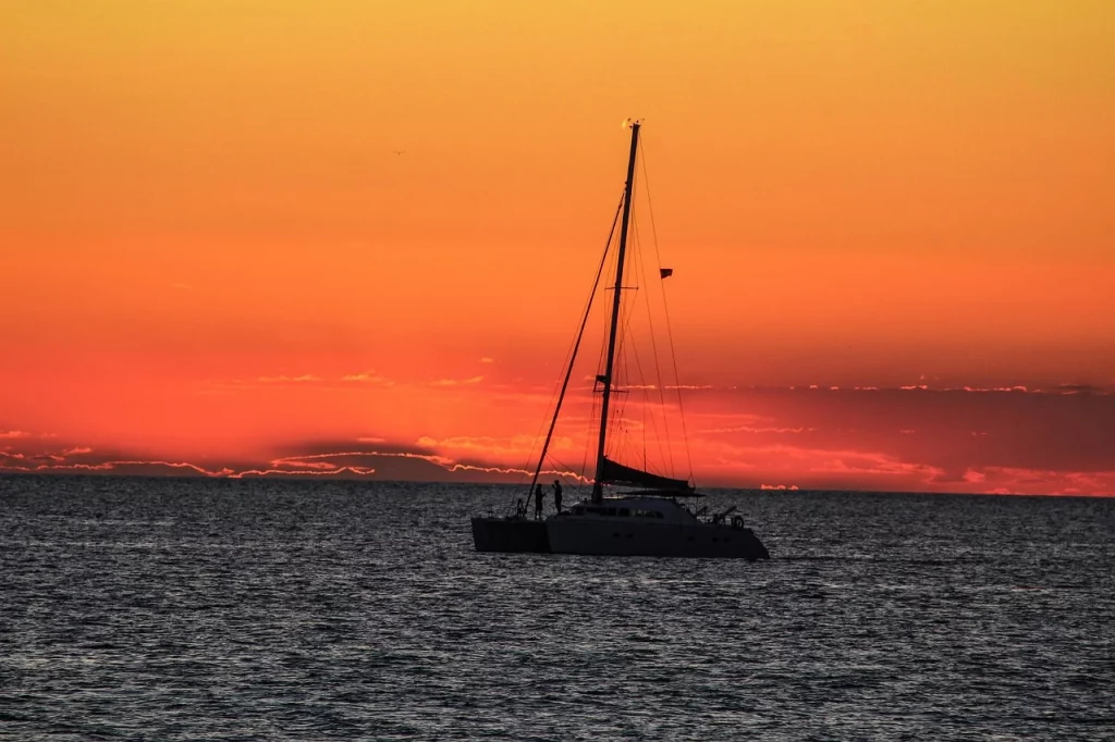 Silhouette d’un voilier au coucher du soleil sur la mer d’Ibiza