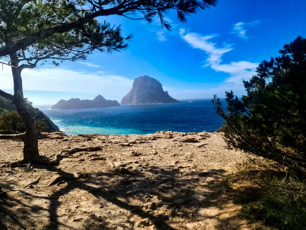 Vue panoramique de l'île d’Es Vedrà à Ibiza avec la mer bleue en arrière-plan