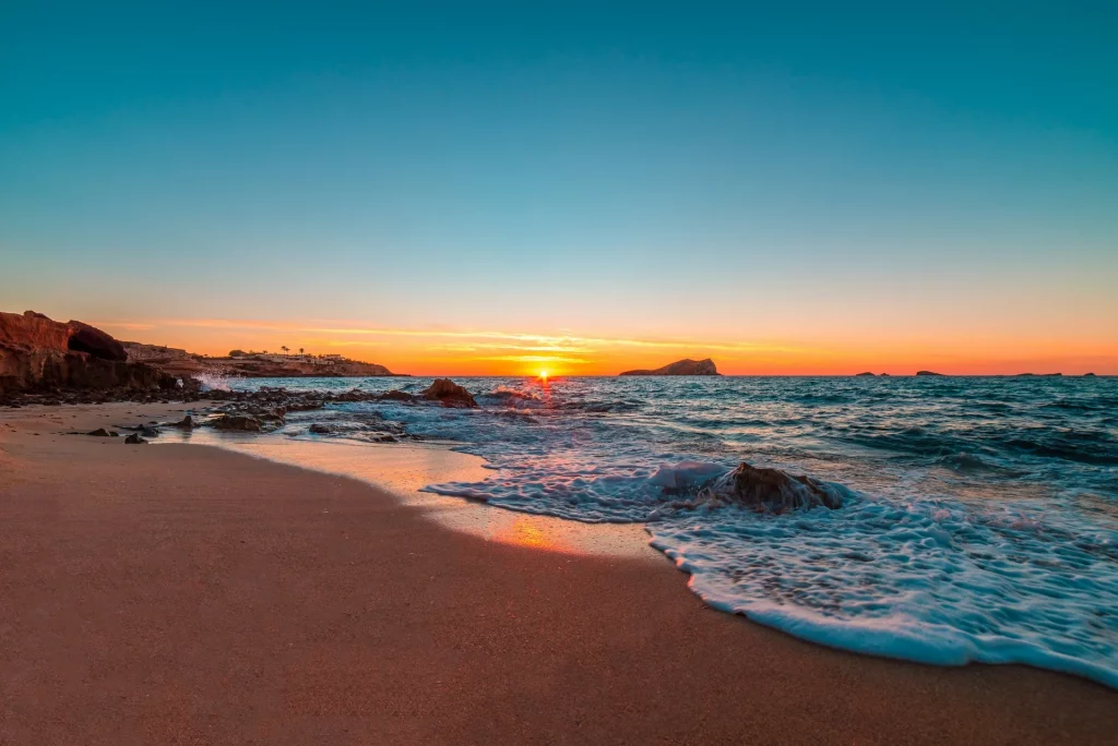 Coucher de soleil sur une plage de sable le long de la côte d’Ibiza