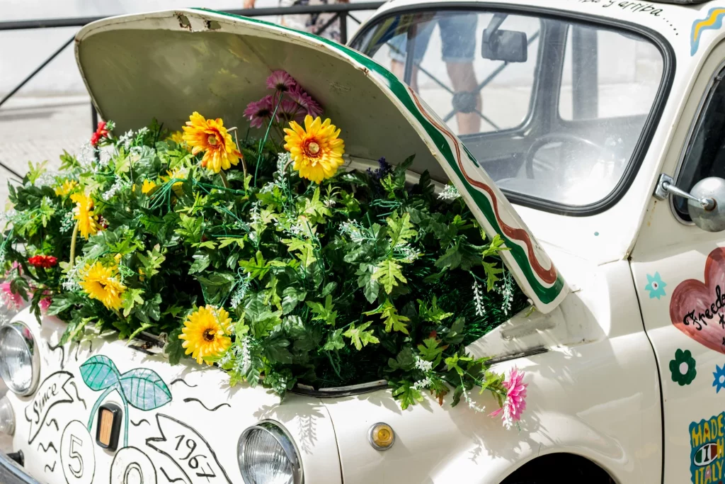 Voiture vintage décorée de fleurs colorées