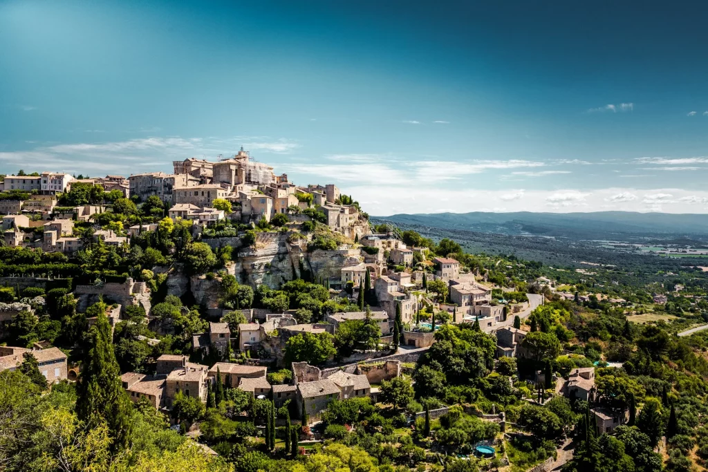 Vue panoramique de Gordes, un village perché en Provence, avec ses maisons en pierre et ses rues pittoresques.