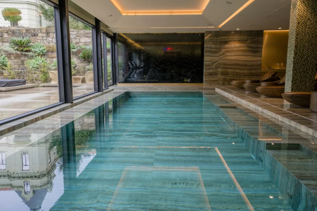 Piscine de spa avec eau cristalline et vue relaxante sur le paysage environnant, créant une atmosphère de sérénité.